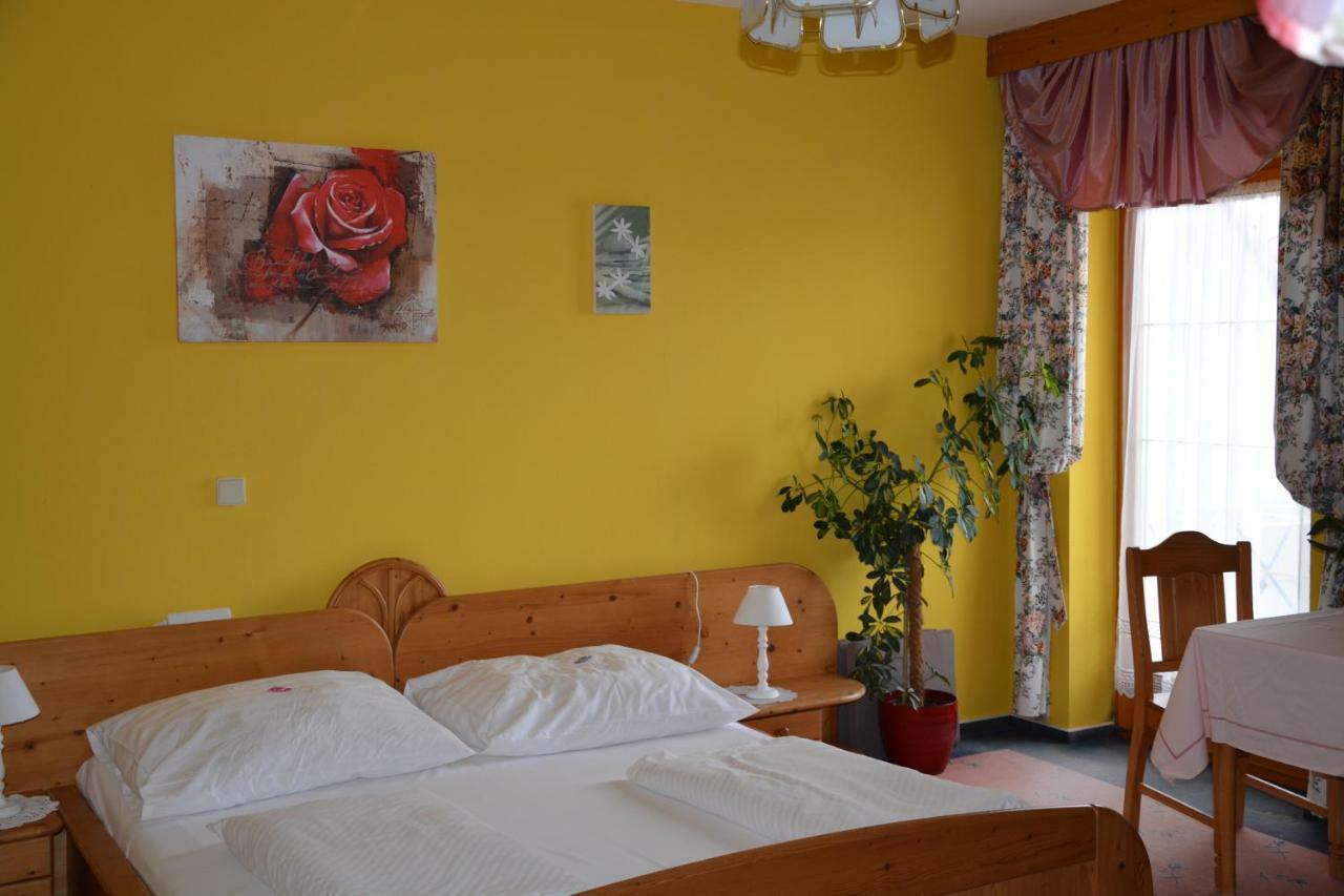 Pension Restaurant Rosenberg Gyanafalva Kültér fotó